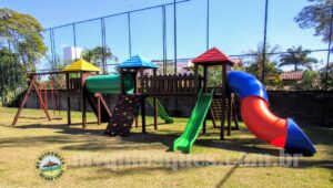 Playground colorido de madeira com escorregador
