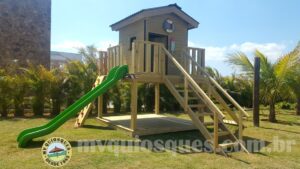 Playground de madeira com escorregador