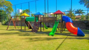 Playground de madeira com escorregador