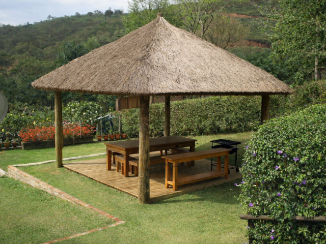 Quiosque com cobertura em sapê e deck