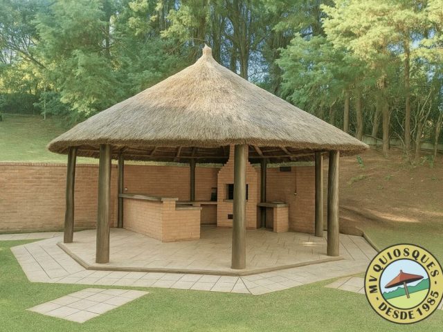 Quiosque de madeira e cobertura em sapê com churrasqueira para área gourmet