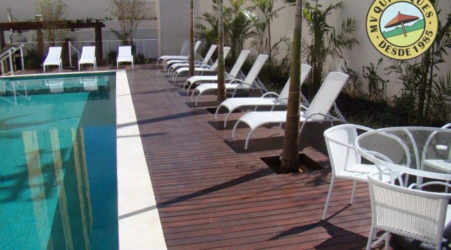 Deck de madeira Cumaru para piscina