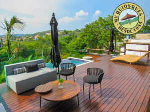 Deck de madeira para piscina