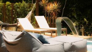 Espreguicadeiras E Pufes a Beira De Uma Piscina qDpOHt7X75A