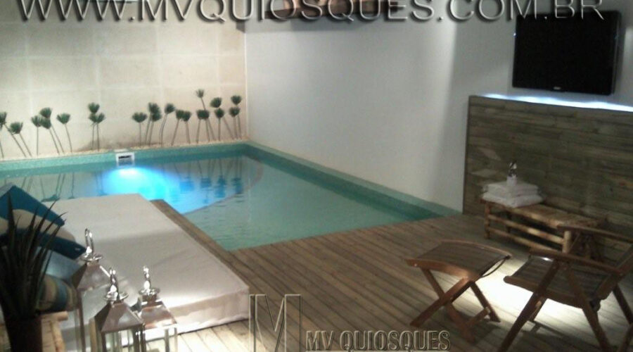 Deck de madeira para piscina