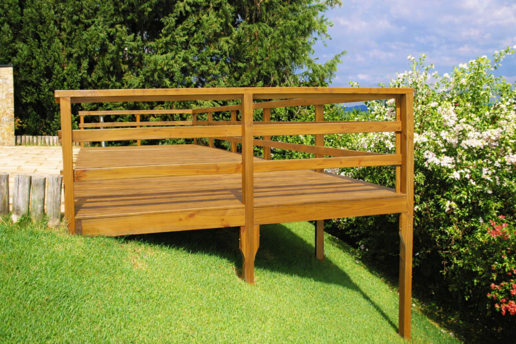 Deck de madeira suspenso com guarda corpo
