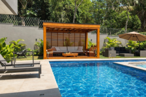 Pergolado de madeira com cobertura e forro de palha