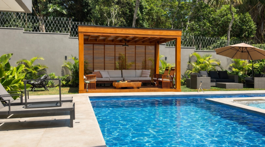 Pergolado de madeira com cobertura e forro de palha