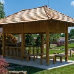 Um Quiosque De Madeira Com Assentos Em Um Jardim Ensolarado RtxsxKSQhLA