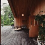 Banco De Madeira Marrom Perto Da Planta Da Folha Verde yCgCdpEWjuM