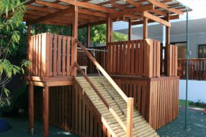 Uma Estrutura De Jogo De Madeira Com Um Escorregador OoQA1j3wDkM