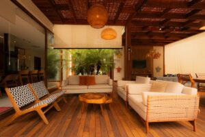 Sala De Estar Moderna Com Sofas Confortaveis E Piso De Madeira 5BzyDJqp0c4