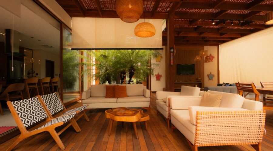 Sala De Estar Moderna Com Sofas Confortaveis E Piso De Madeira 5BzyDJqp0c4