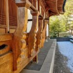 Um Edificio De Madeira Com Neve No Chao NUtcfU2OyAw