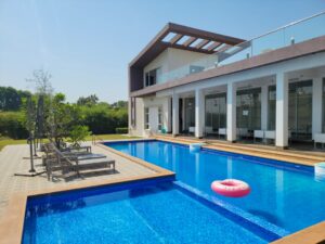 Uma Grande Piscina Com Uma Espreguicadeira Ao Lado U7riPss YD0
