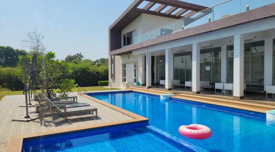 Uma Grande Piscina Com Uma Espreguicadeira Ao Lado U7riPss YD0