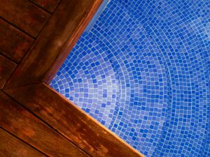 Uma Piscina Azul Com Um Deck De Madeira aiu57sP lrE