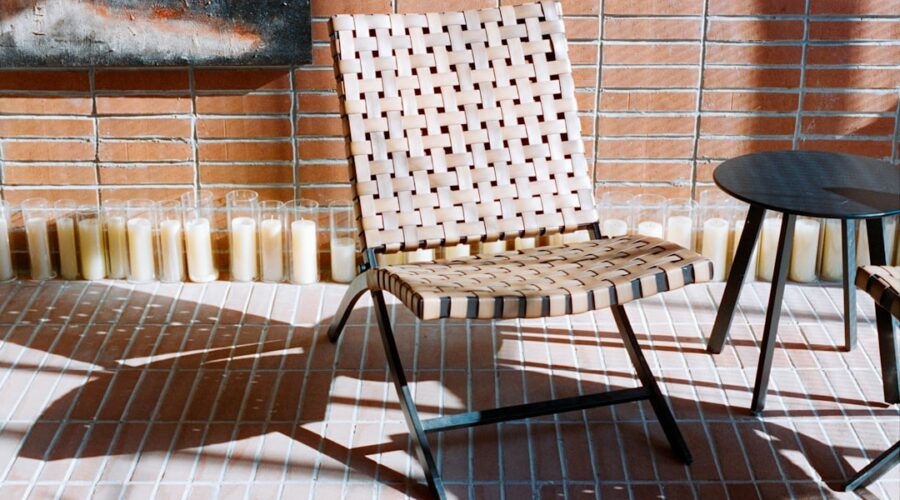 Cadeira De Tecido Com Sombras No Chao De Azulejo 1yk6X6VcksI