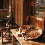 Um Banco De Madeira Sentado Do Lado De Fora De Um Predio xTxMl58oIfQ