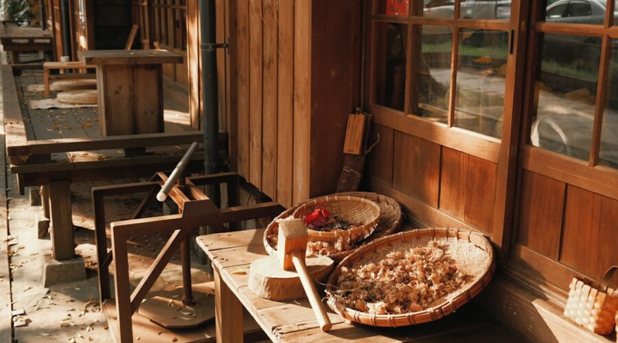 Um Banco De Madeira Sentado Do Lado De Fora De Um Predio xTxMl58oIfQ