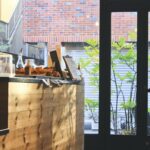 Um Balcao De Cozinha Com Um Vaso De Plantas Ao Lado qItTS5dQ3nE