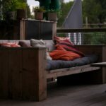 Sofa De Madeira Ao Ar Livre Com Coxins Coloridos Na Plataforma q0SviS4Ze9M