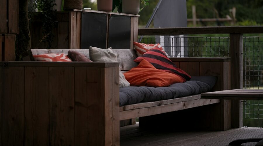 Sofa De Madeira Ao Ar Livre Com Coxins Coloridos Na Plataforma q0SviS4Ze9M