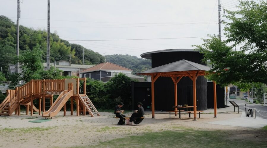 Estrutura De Playground De Madeira Com Um Gazebo E Duas Pessoas EuZRgggr7mE