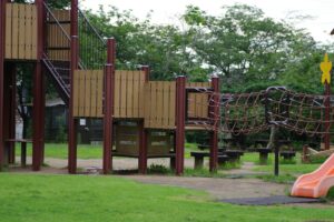 Uma Area De Recreacao Infantil Com Escorregador E Estrutura De Escalada V0NVBS4D_wA