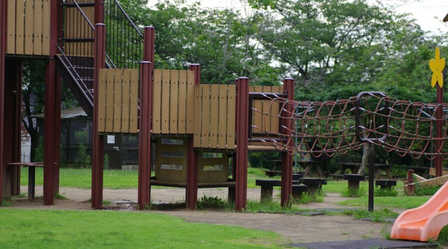 Uma Area De Recreacao Infantil Com Escorregador E Estrutura De Escalada V0NVBS4D_wA