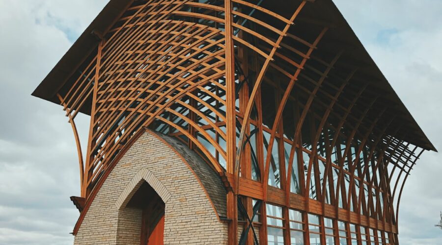 Edificio De Madeira Marrom Sob Nuvens Brancas Durante O Dia pdRpNwIJMGQ