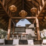 Uma Estrutura De Madeira Com Luzes Suspensas Dentro Dela RhnIkB2cfsw