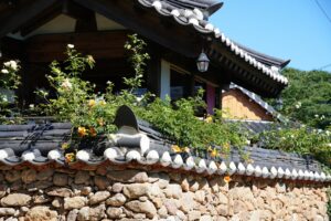 Casa Coreana Tradicional Com Parede De Pedra E Flores _na24lJnI 4
