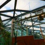 Interior Moderno Da Estufa Com Estrutura De Vidro E Metal HjdAE8NkHP0