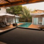 Area Da Piscina Do Resort Com Espreguicadeiras E Mesa De Bilhar 9ovFy85jUyY