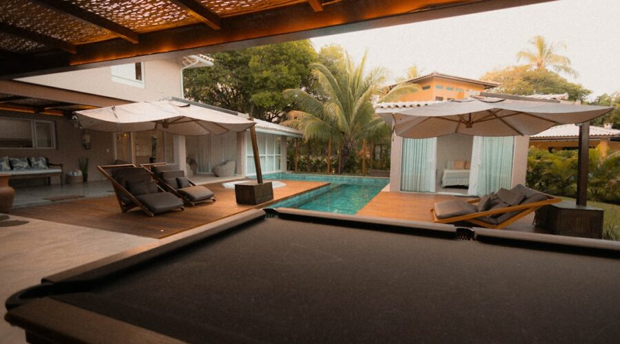 Area Da Piscina Do Resort Com Espreguicadeiras E Mesa De Bilhar 9ovFy85jUyY