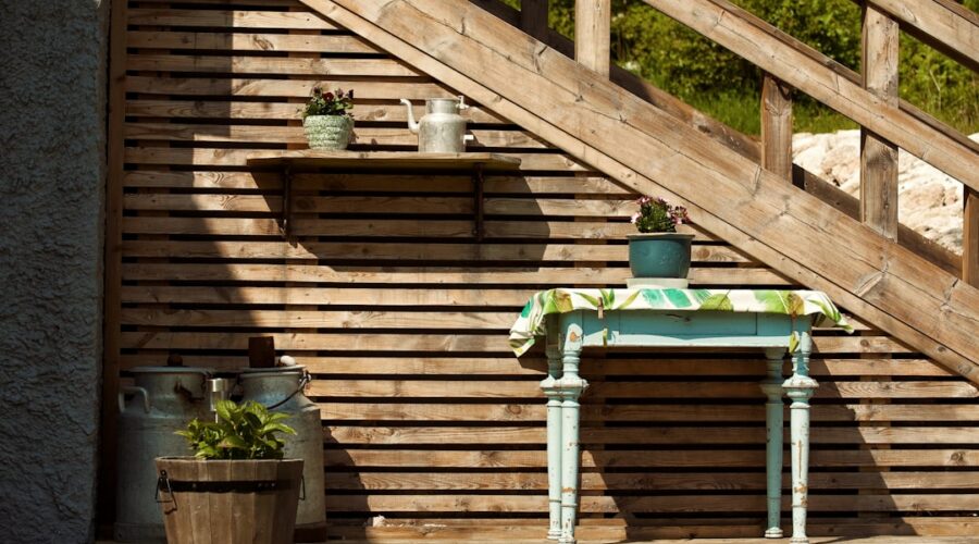 Uma Pequena Mesa Com Um Vaso De Planta Em Cima ZJr9 oaueBw