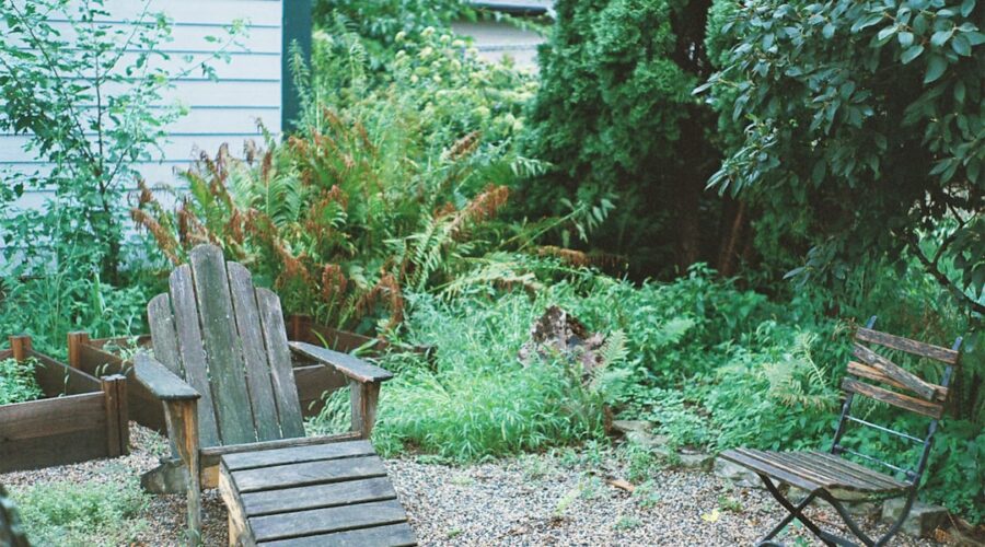 Um Par De Cadeiras De Gramado Sentado Ao Lado De Uma Fogueira yk0JaeYDfF8