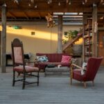 Area De Estar Aconchegante Com Cadeiras Vintage E Sofa 2PmAYpYiURk