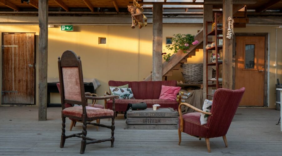 Area De Estar Aconchegante Com Cadeiras Vintage E Sofa 2PmAYpYiURk