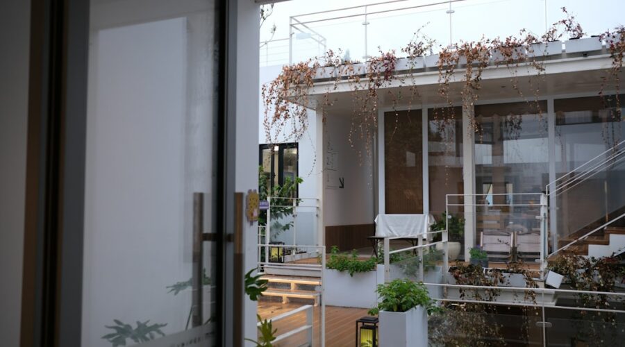 Edificio Moderno Com Plantas E Varandas KhS8WZgIkFo