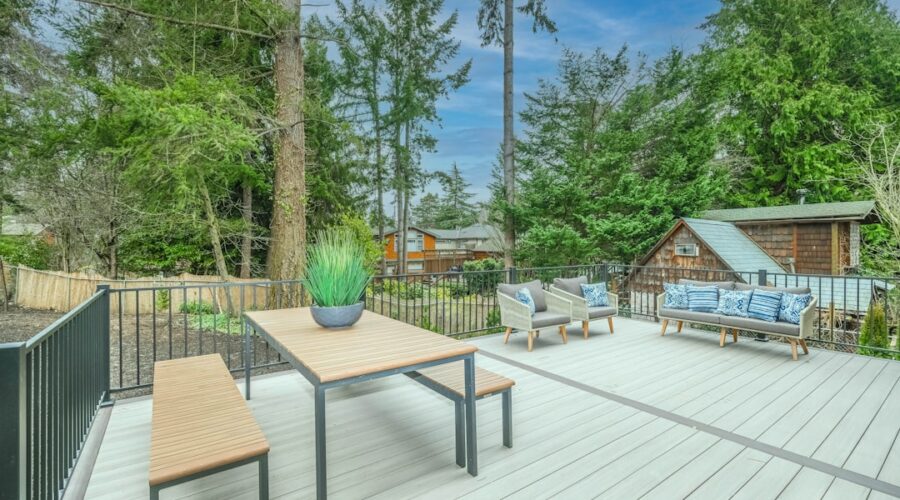 Mesa E Cadeiras De Madeira Marrom No Deck De Madeira NNHHpdE3uuQ