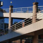 Uma Ponte Branca Com Um Corrimao De Metal Zju54b8DJIw