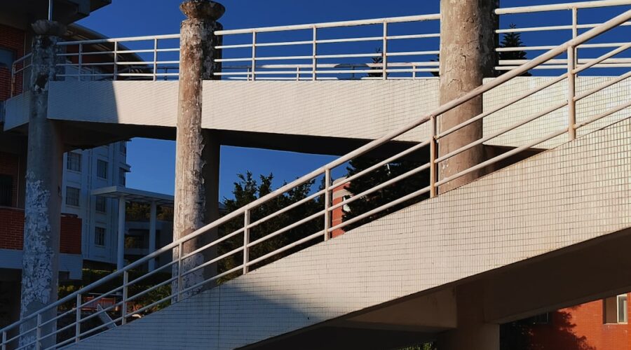 Uma Ponte Branca Com Um Corrimao De Metal Zju54b8DJIw