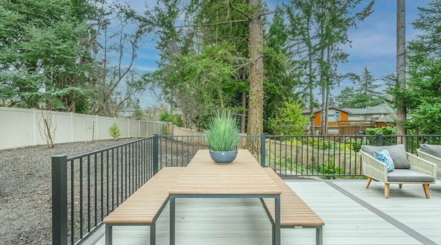 Planta Verde No Vaso De Ceramica Azul Na Mesa De Madeira Marrom D3qBNrUaysA