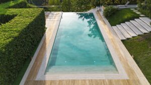 Vista Aerea De Uma Piscina Cercada Por Sebes rEw4izBDHmU