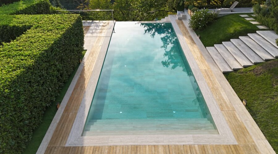 Vista Aerea De Uma Piscina Cercada Por Sebes rEw4izBDHmU