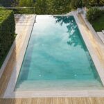 Vista Aerea De Uma Piscina Cercada Por Sebes rEw4izBDHmU