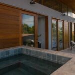 Jacuzzi Em Uma Varanda Com Espreguicadeiras E Vista Para O Oceano 89GEBhKzyJ4