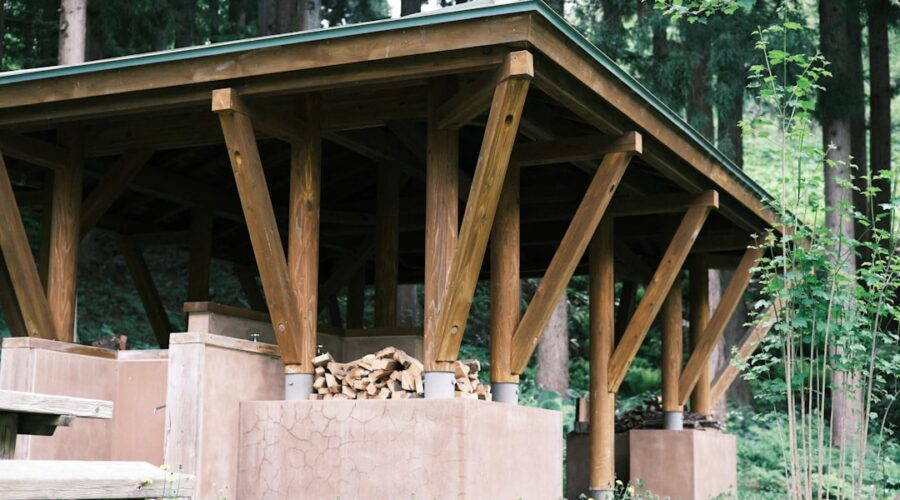 Uma Estrutura De Madeira No Meio De Uma Floresta 2wbT8SLrn6w